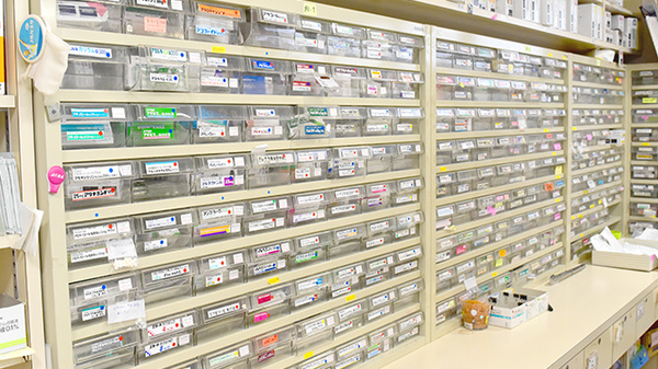 ブンゴヤ薬局　本店の薬棚