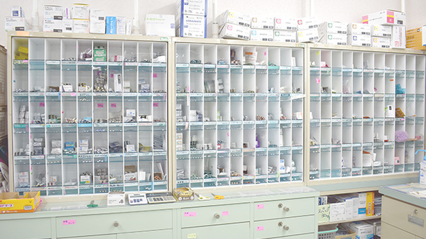 城南薬局の薬棚