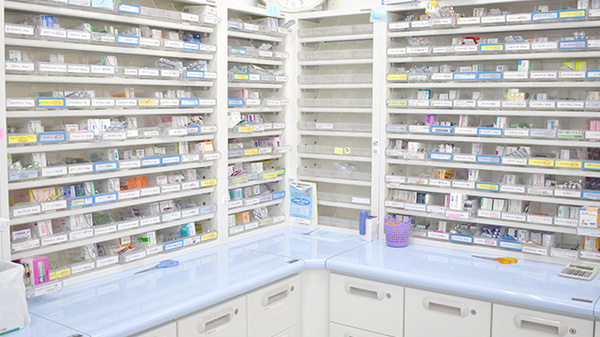 ケヤキ調剤薬局の薬棚