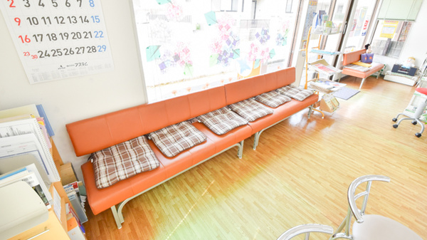駅前調剤薬局の待合スペース
