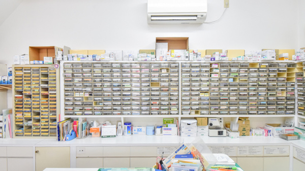 駅前調剤薬局の薬棚