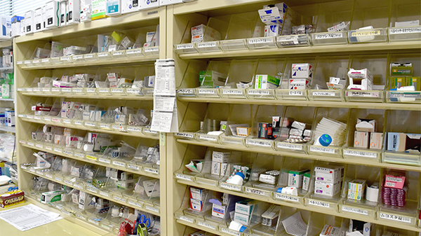 あそう調剤薬局赤嶺店の薬棚