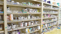 わかくさ薬局の薬棚