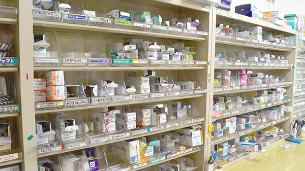 わかくさ薬局の薬棚
