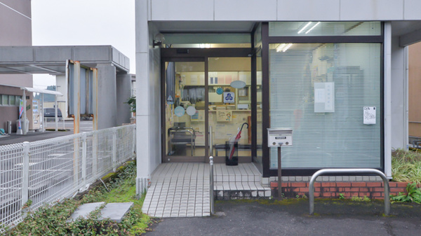 愛健調剤薬局の入口