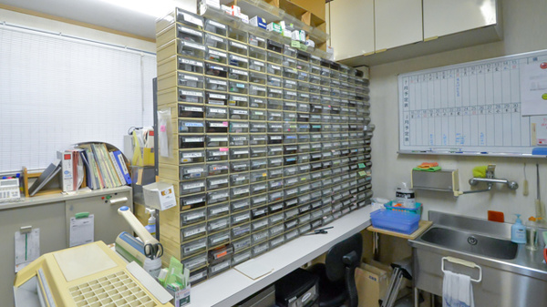 愛健調剤薬局の薬棚