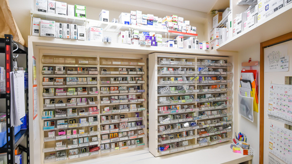 ハロー薬局本郷店の薬棚