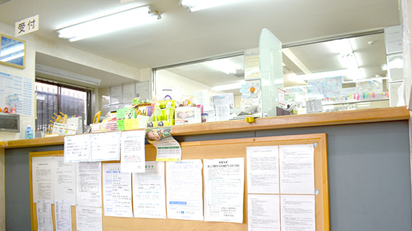 さとかん薬局　山月店の受付/カウンター
