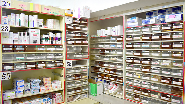 さとかん薬局　山月店の薬棚