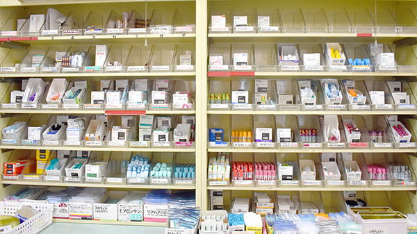 さとかん薬局　北新小路店の薬棚