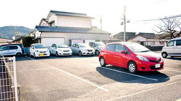 さとかん薬局　北新小路店の駐車場