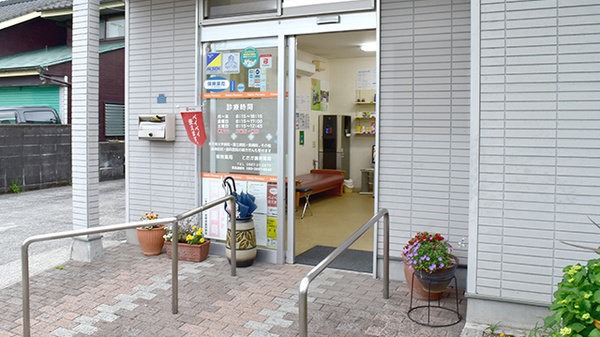 とだか調剤薬局の入口