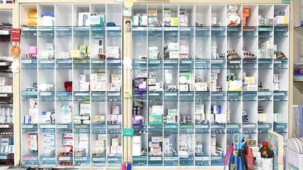 本庄調剤薬局の薬棚