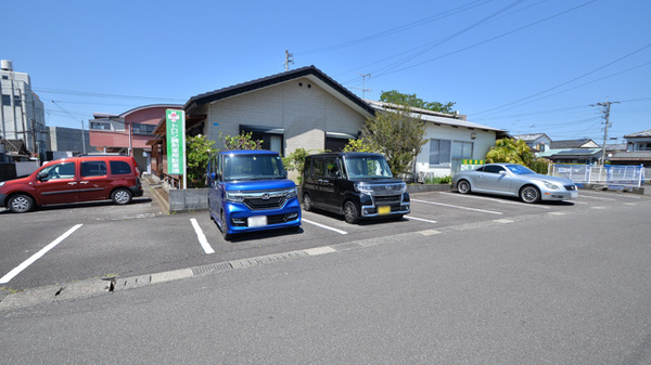 トロン調剤薬局の駐車場