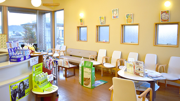 さとかん薬局　木城店の待合スペース