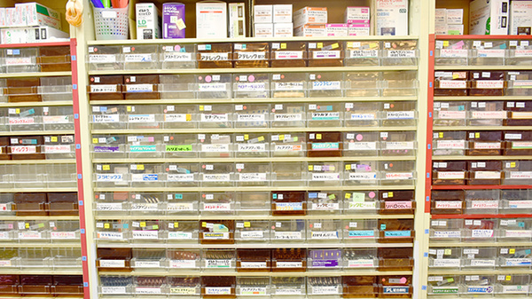 さとかん薬局　木城店の薬棚
