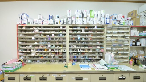有限会社しらゆり調剤薬局の薬棚
