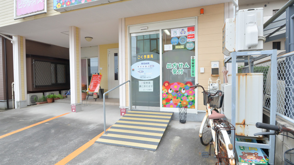 こぐま薬局の入口