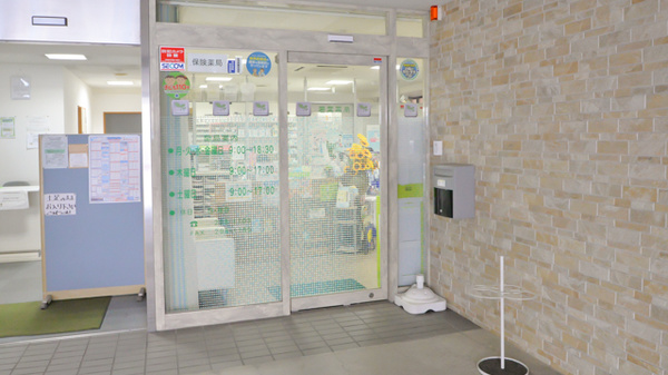 若葉薬局の入口