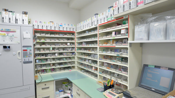 若葉薬局の薬棚