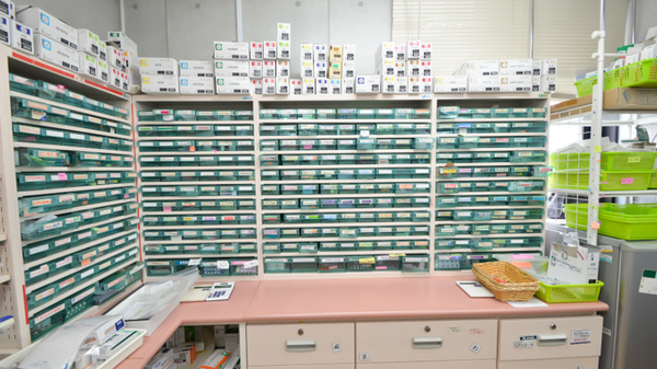 マハロ薬局の薬棚