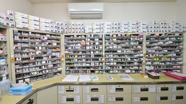 さくら調剤薬局の薬棚