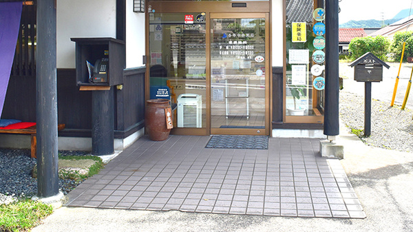 吾平中央薬局の入口