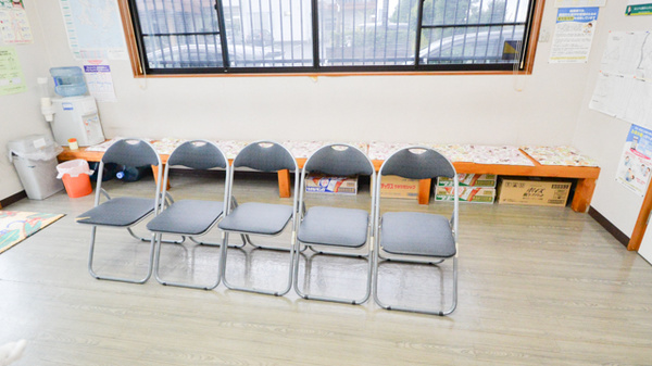 しもずる薬局の待合スペース