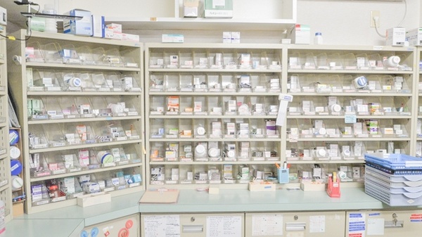 しもずる薬局の薬棚