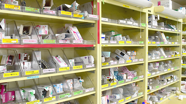 阪神調剤薬局　ひよし店の薬棚