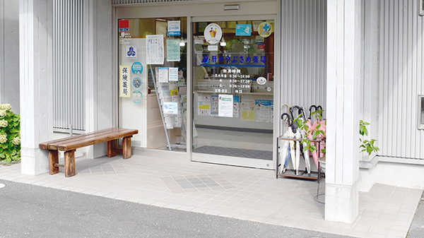 肝付やぶさめ薬局の入口