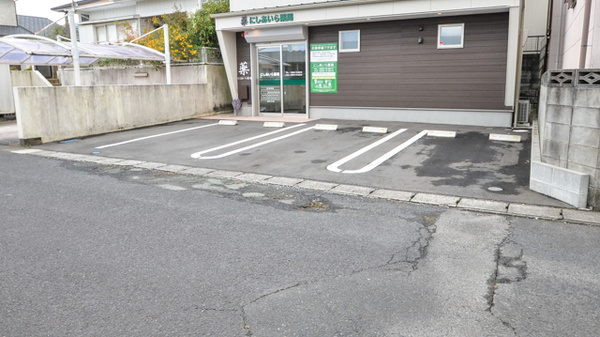 にしあいら薬局の駐車場