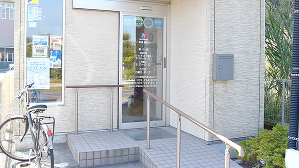 マリンバ調剤薬局　郡山店の入口