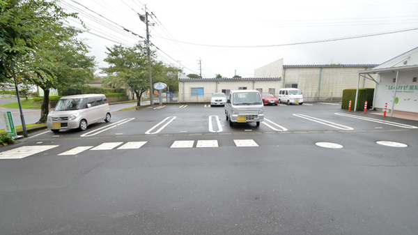 はるかぜ薬局の駐車場