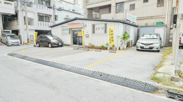 あけぼの薬局の駐車場