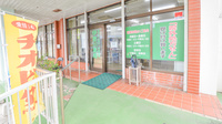 伊差川薬局の入口