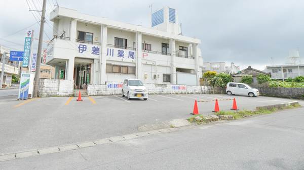 伊差川薬局の駐車場