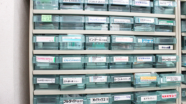 秩父薬剤師会調剤センター日野田薬局の薬棚