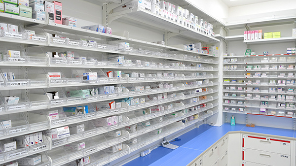 スギ薬局　大宮植竹店の薬棚