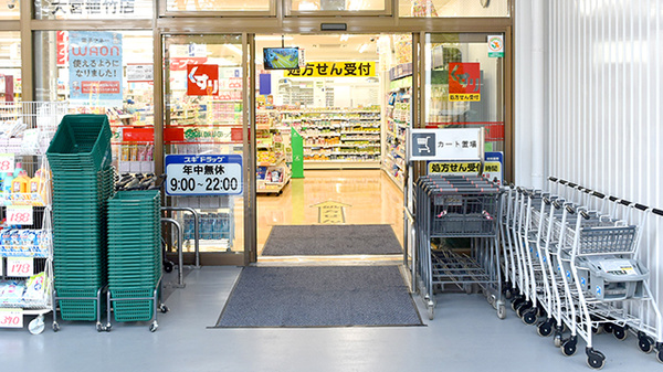 スギ薬局　大宮植竹店の入口