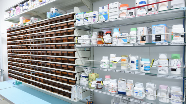 スギ薬局　北山店の薬棚