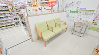 スギ薬局　上本町店の待合スペース