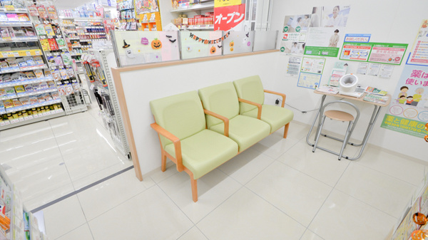スギ薬局　上本町店の待合スペース