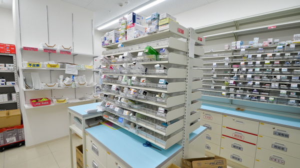 スギ薬局　上本町店の薬棚