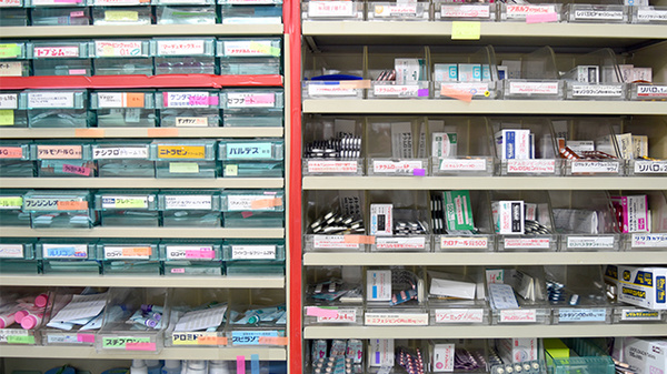 あおば薬局堀店の薬棚