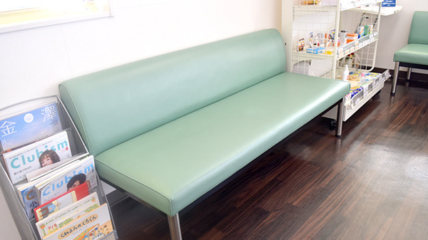 布水あおば薬局の待合スペース