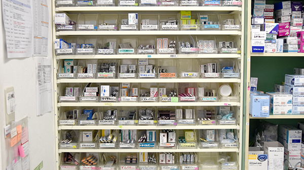 あおば薬局石金店の薬棚
