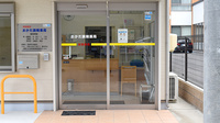 おかだ調剤薬局の入口