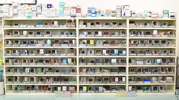 豊田調剤薬局西岡店の薬棚