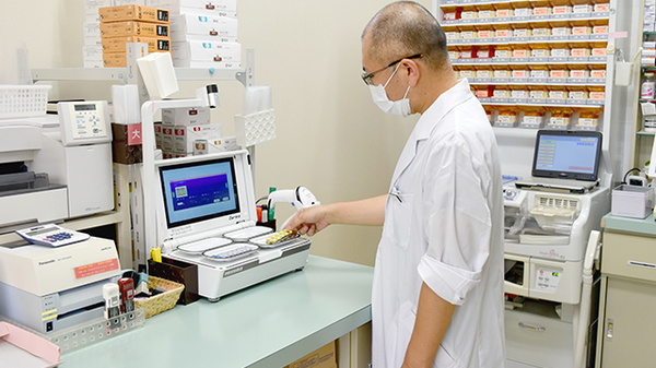 ふたば調剤薬局の作業風景